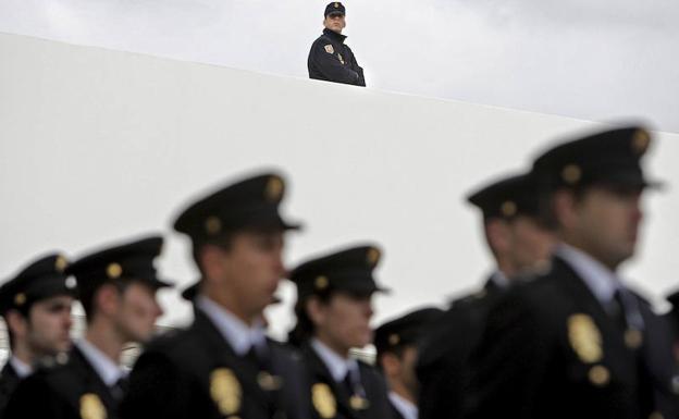 El Gobierno admite que faltan 20.800 policías y guardias civiles