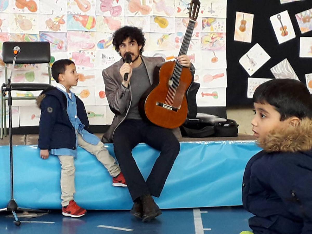 El maestro de la guitarra en la escuela