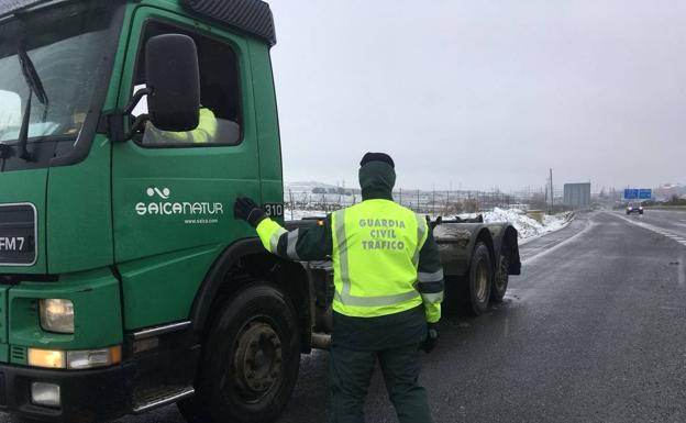 Los camiones, parados en la gasolinera de La Grajera