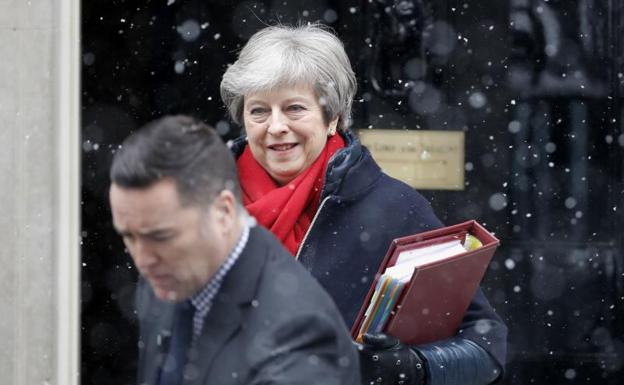 May rechaza la sorpresa irlandesa en el borrador del ‘Brexit’