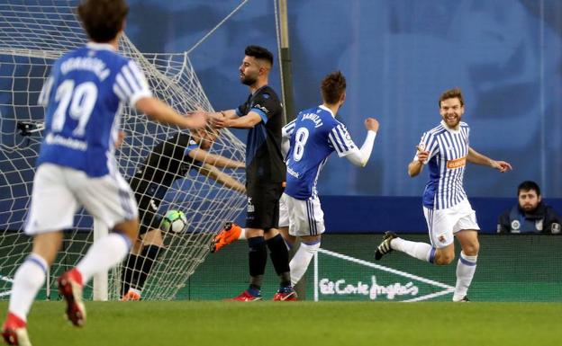 La Real gana a un Alavés desconocido y se hace fuerte en Anoeta