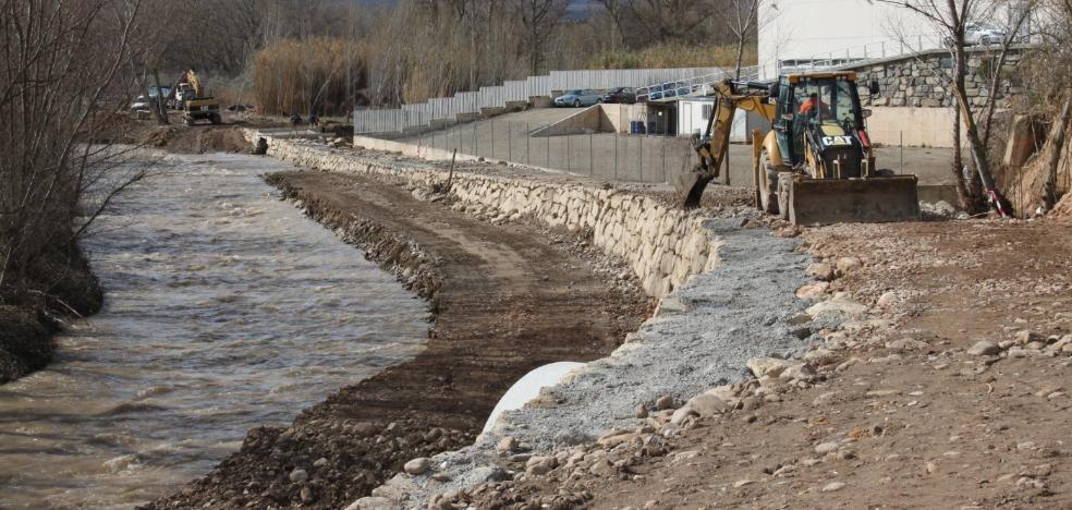 La vía verde del Cidacos acomoda su trazado junto al río al pasar por Arnedo