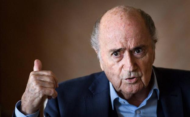 Blatter: «Platini está sufriendo pero es joven y tiene futuro»