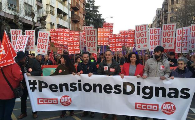 Multitudinaria protesta en Logroño en defensa de las pensiones