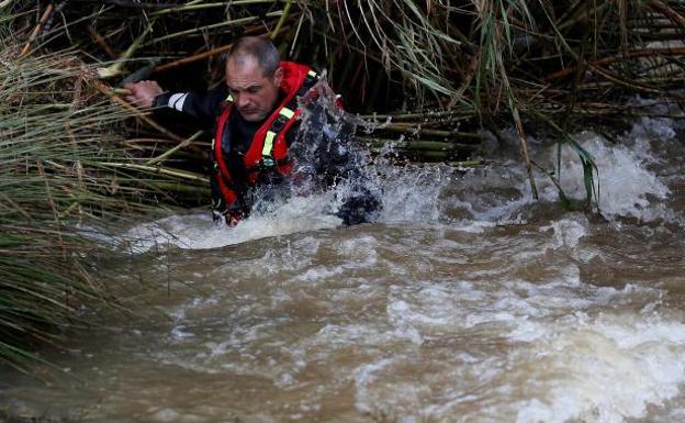 Buscan a un guardia civil arrastrado por el agua en Sevilla