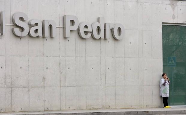 Salud intentará que se cumpla la prohibición de fumar en el exterior de centros sanitarios