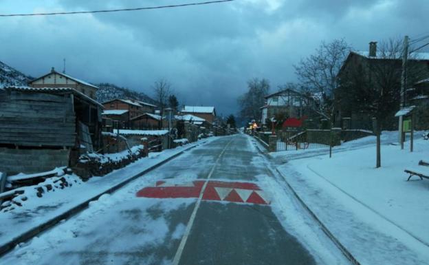 Otra noche de nieve deja con cadenas los puertos riojanos