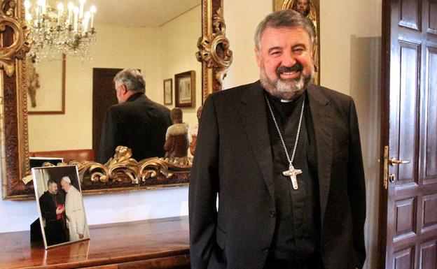 El obispo agradece a los cofrades su implicación en conservar los valores religiosos