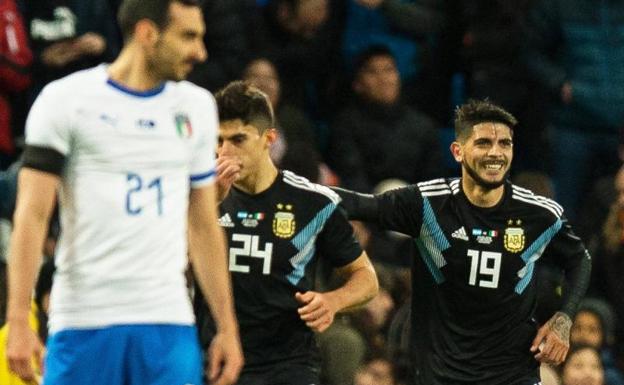 Banega y Lanzini rescatan a una Argentina inerte sin Messi