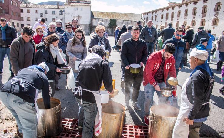 La cofradía de San Benito y Valvanera repartió unas 7.000 raciones de las populares habas de San Benito en Ezcaray