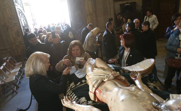 Centenares de logroñeses cumplen con la tradición de la Limpieza del Santo Sepulcro