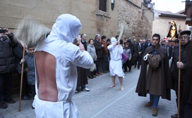 Los picaos llenan de solemnidad y fervor la procesión del Jueves Santo