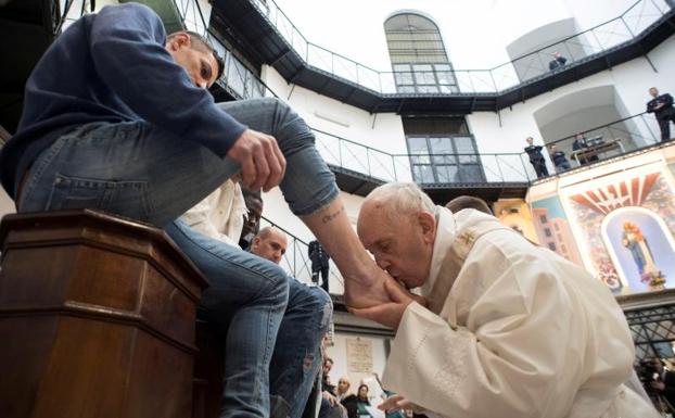 El Papa lava los pies a doce presos con motivo de la misa del Jueves Santo