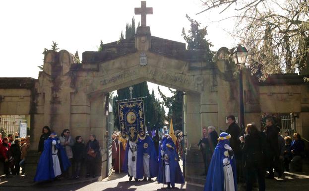 Logroño saca en procesión desde el Cementerio al Cristo Resucitado