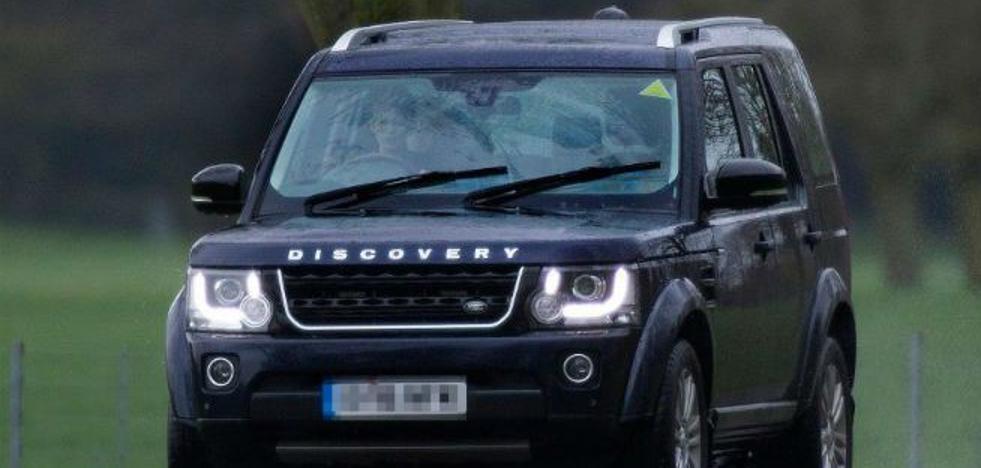 Sorprenden conduciendo a un nieto de 10 años de la reina Isabel II