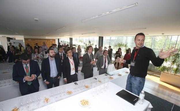 Una cata tecnológica a ciegas para clausurar la jornada