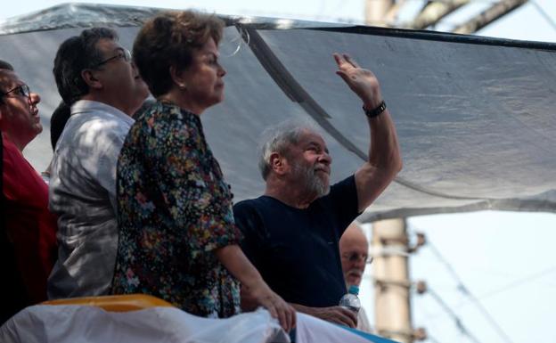 Lula sale del sindicato para asistir a una misa por su esposa