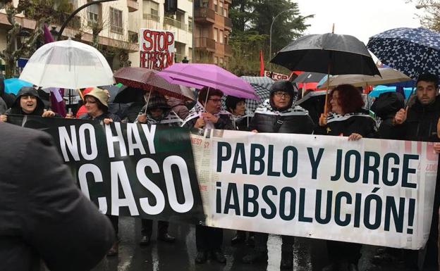Baño de apoyo y solidaridad para arropar a Jorge y Pablo