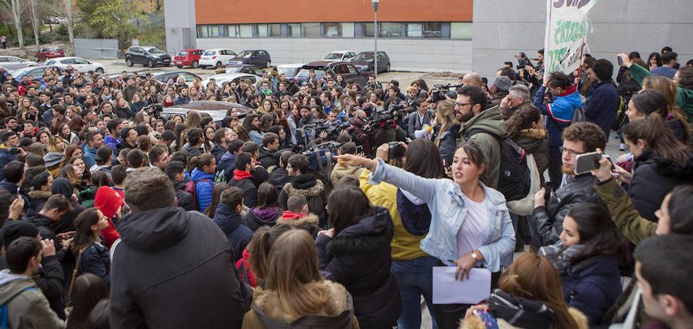 Más de un centenar de estudiantes exige la dimisión de Cifuentes