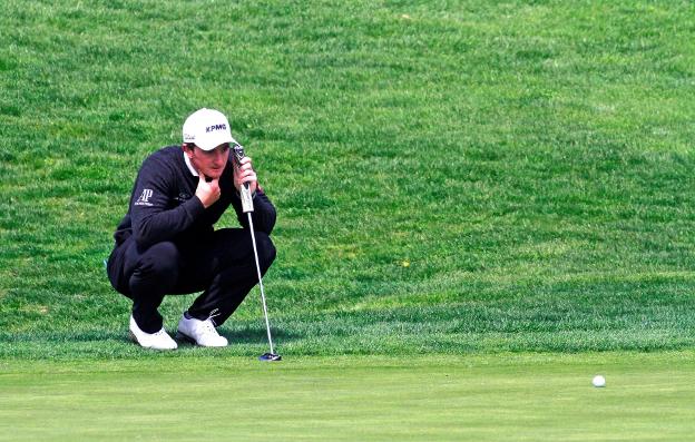 Dunne mantiene el liderato en el Open ante el acoso de Elvira y Rahm