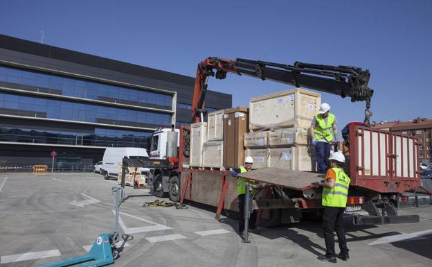 El acelerador contra el cáncer donado a La Rioja por Amancio Ortega estará operativo en tres meses