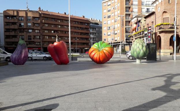 Seis verduras gigantes adornan Calahorra durante las Jornadas Gastronómicas