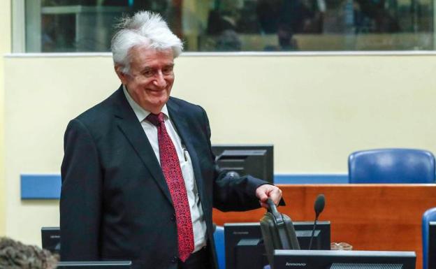 El criminal de guerra Karadzic, condenado a 40 años, pide un nuevo juicio