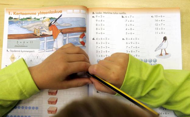 Los padres de alumnos defienden en el Parlamento la gratuidad de los libros de texto