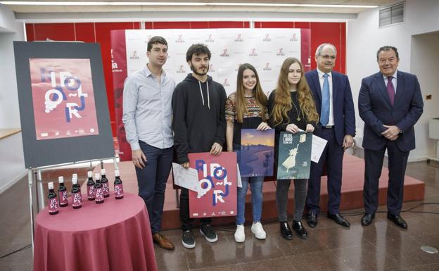 Un alumno de diseño gana concurso de etiquetas de vino del Día del Libro