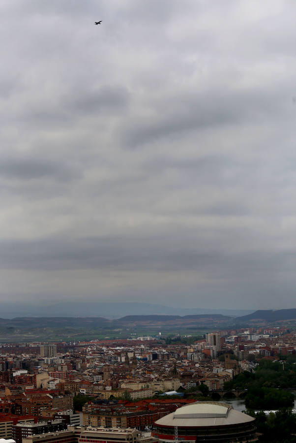 El F-18 sobrevoló la ciudad