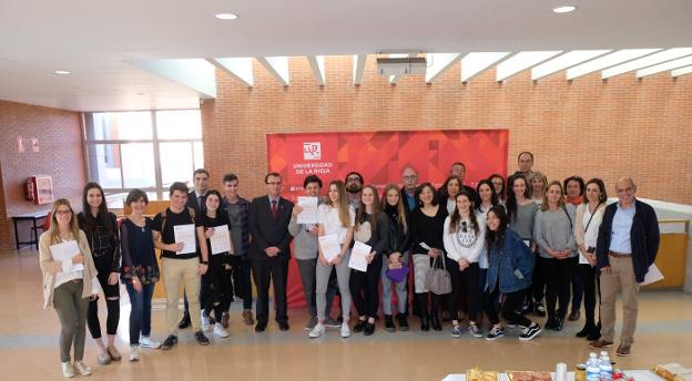 Ganadores, participantes y profesores, en la Universidad, tras la Olimpiada. :: uRLeyre Corcuera Esarte, estudiante del Colegio Alcaste, ha ganado la fase autonÃ³mica de la X Olimpiada EspaÃ±ola de EconomÃ­a 2018, organizada por la Universidad de La Rioja. Participaron 84 estudiantes de 13 centros. A continuaciÃ³n, se clasificaron MarÃ­a Blanco, del IES Cosme GarcÃ­a, y Eva Alonso, del IES D'Elhuyar./