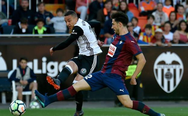 Fútbol vibrante y empate insuficiente entre Valencia y Eibar