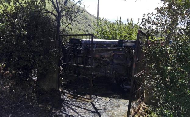 Un fallecido al arder su todoterreno tras caer por un terraplén