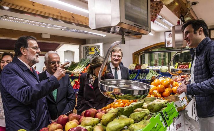 Rajoy recorre la Plaza de Abastos de Logroño