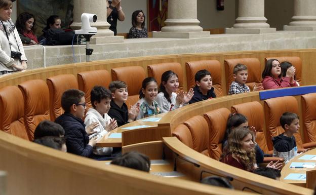 La presidenta del Parlamento anima a los niños a trabajar en la tolerancia, el respeto y la convivencia