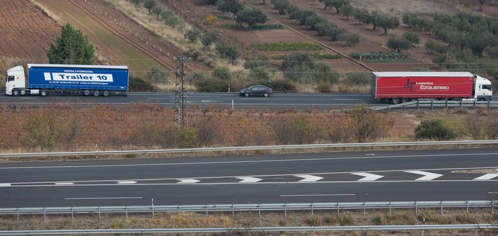 Los transportistas reclaman medidas más flexibles para los transportes internos por la N-232