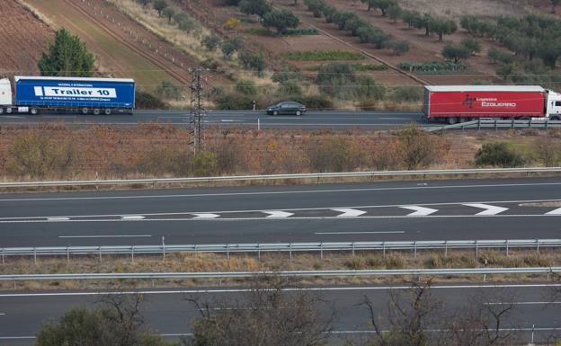 Los transportistas reclaman medidas más flexibles para los transportes internos por la N-232