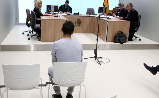 El condenado, ayer durante el acto del juicio. :: j.m./