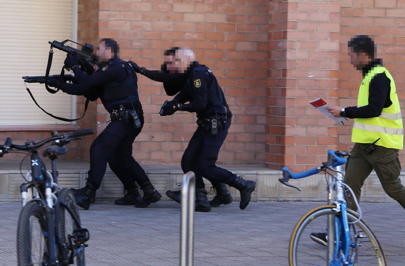 Simulacro de ataque terrorista en el IES Cosme García