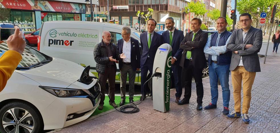 El punto de recarga de coches eléctricos de Avenida de La Rioja ya funciona