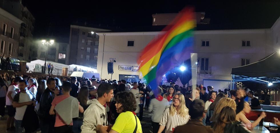 «Solicitaron una fiesta de DJs y la víspera anunciaron una fiesta del orgullo»