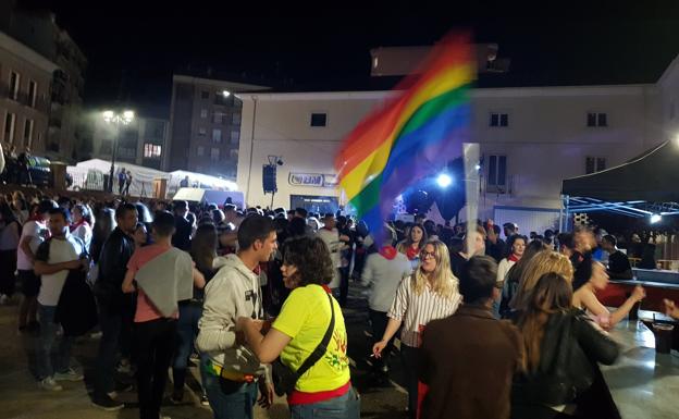«Solicitaron una fiesta de DJs y la víspera anunciaron una fiesta del orgullo»