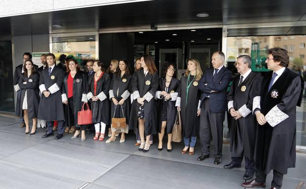 Las mujeres son mayoría en los juzgados, pero solo ocupan un quinto de los cargos relevantes