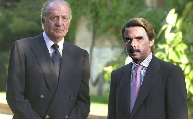 El rey Juan Carlos encargó a Aznar en 2013 un informe político y jurídico sobre la abdicación