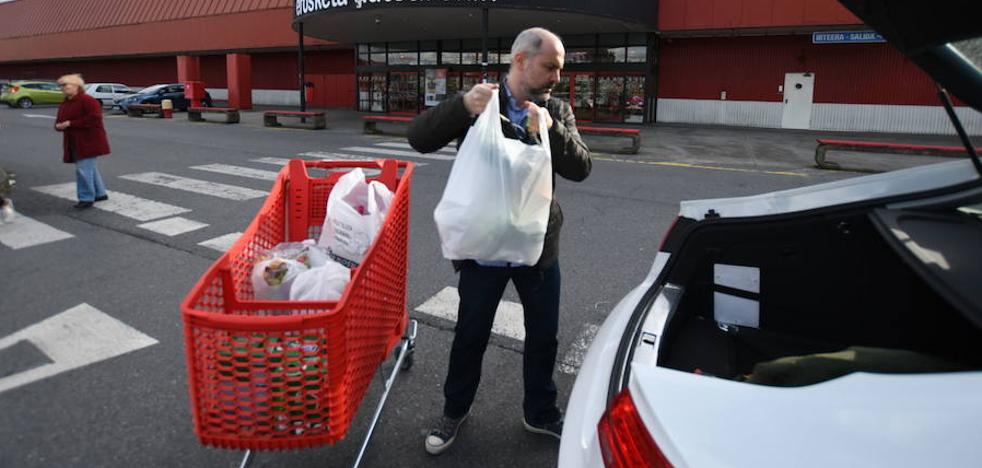 Los comercios tendrán que cobrar las bolsas de plástico desde el 1 de julio