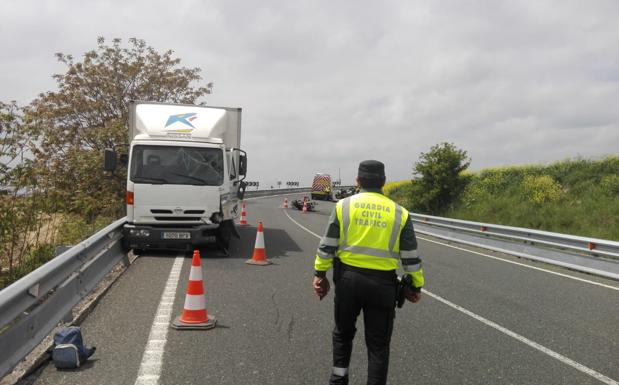 Un motorista fallece tras chocar contra un camión en la N-232