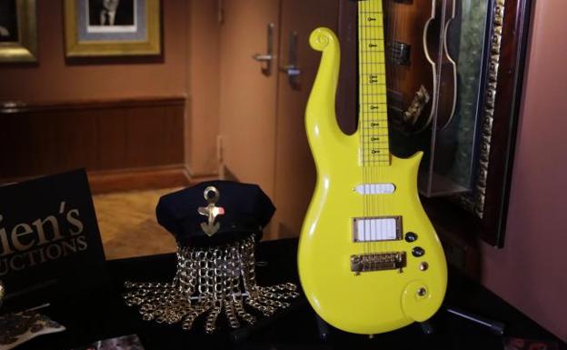 La guitarra amarilla de Prince, vendida por 190.000 euros