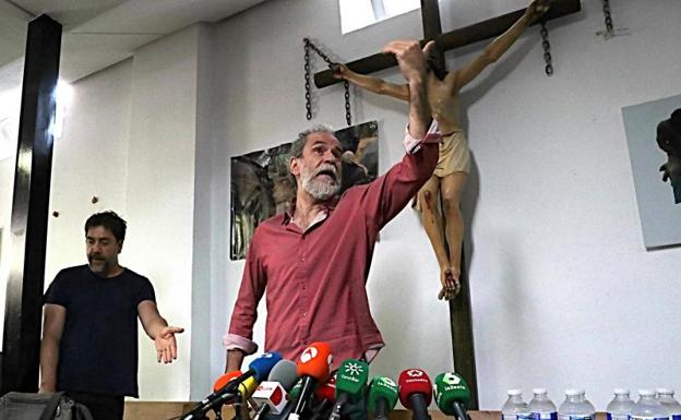 Willy Toledo cambia los juzgados por un centro pastoral de Vallecas: «No he cometido ningún delito»