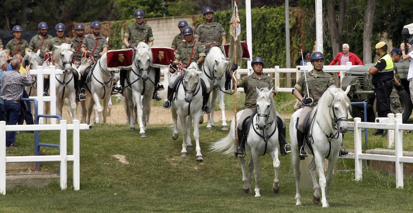 Exhibición ecuestre, paracaidismo y artillería en la Hípica Militar