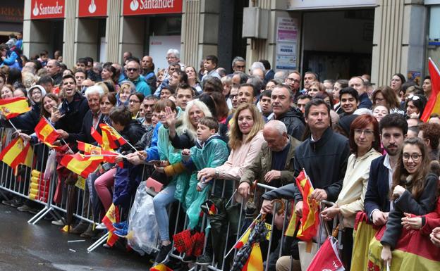 Los logroñeses se agolpan para ver a los militares